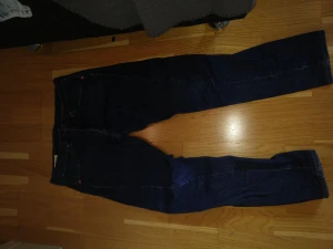 Levis 512 - Levis 512 i bra skick, måttligt använda. Storlek W32 L30. Pris 150 kr