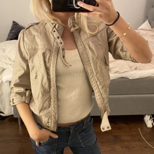 Skinnjacka - Säljer denna snygga beiga skinnjacka!! Perfekt nu till höst💘💘💘 köp gärna genom ” köp nu” för en smidig affär ☺️☺️