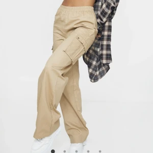 Cargobyxor  - Ett par cargobyxor från Pretty little thing. Helt oanvända med prislapp kvar. Köpta för 30£.