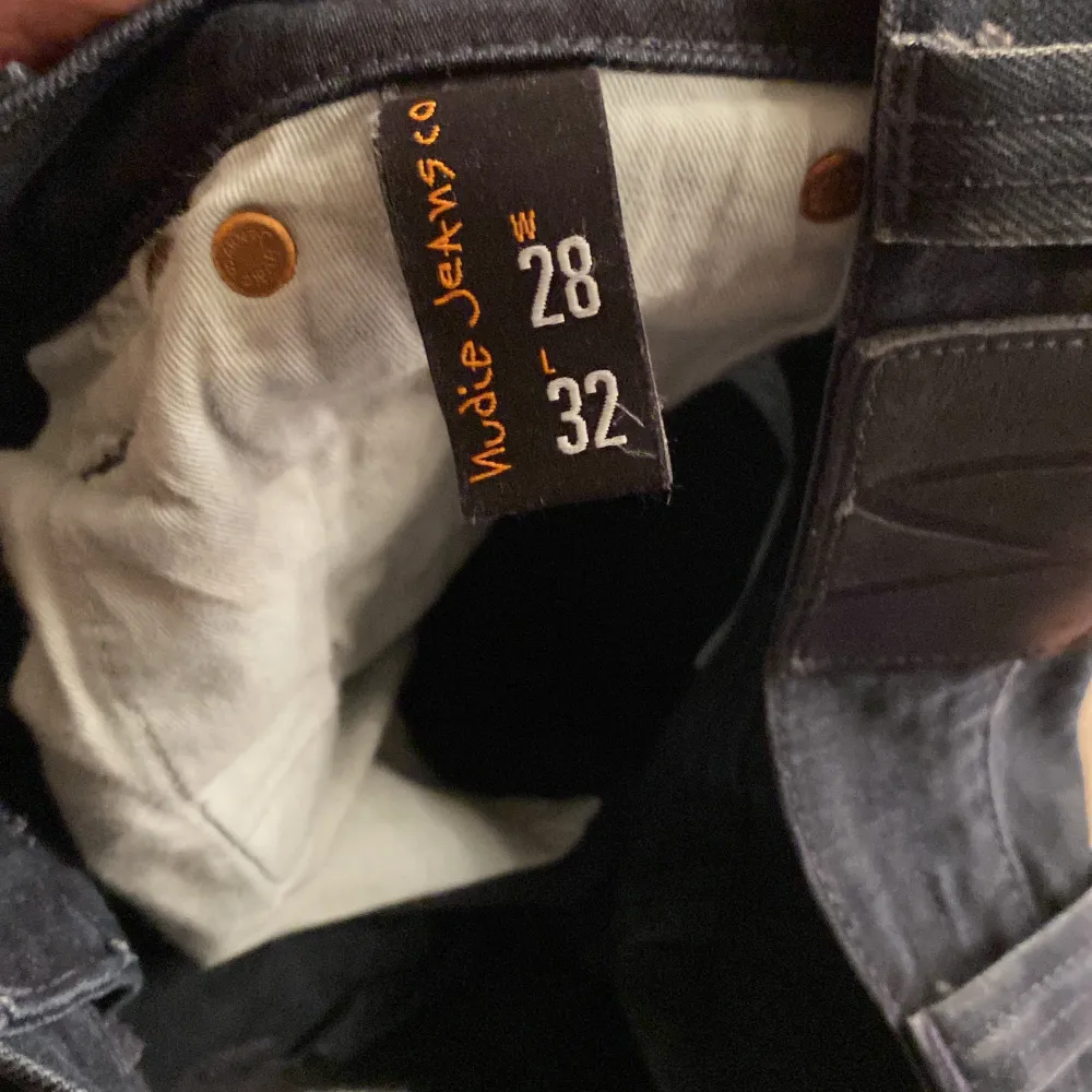 Ett par snygga Nudie jeans med eftertraktad model ”Thin finn”. Passar mig som är ca185 och väger ca55kg. Skulle även passa någon mindre. Skicket är perfekt utan några defekter✅. Nypris är 1600kr. Kan tänka mig lägre pris vid snabb affär! ✅. Jeans & Byxor.