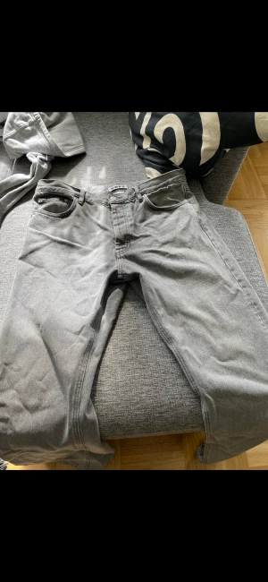 Gråa hope jeans strlk 32 - Säljer dessa, köpte 2 strlkar så endast använda 1-2 ggr, strlk 32, långa jeans passar dig som är 1,78 upp till 1,90