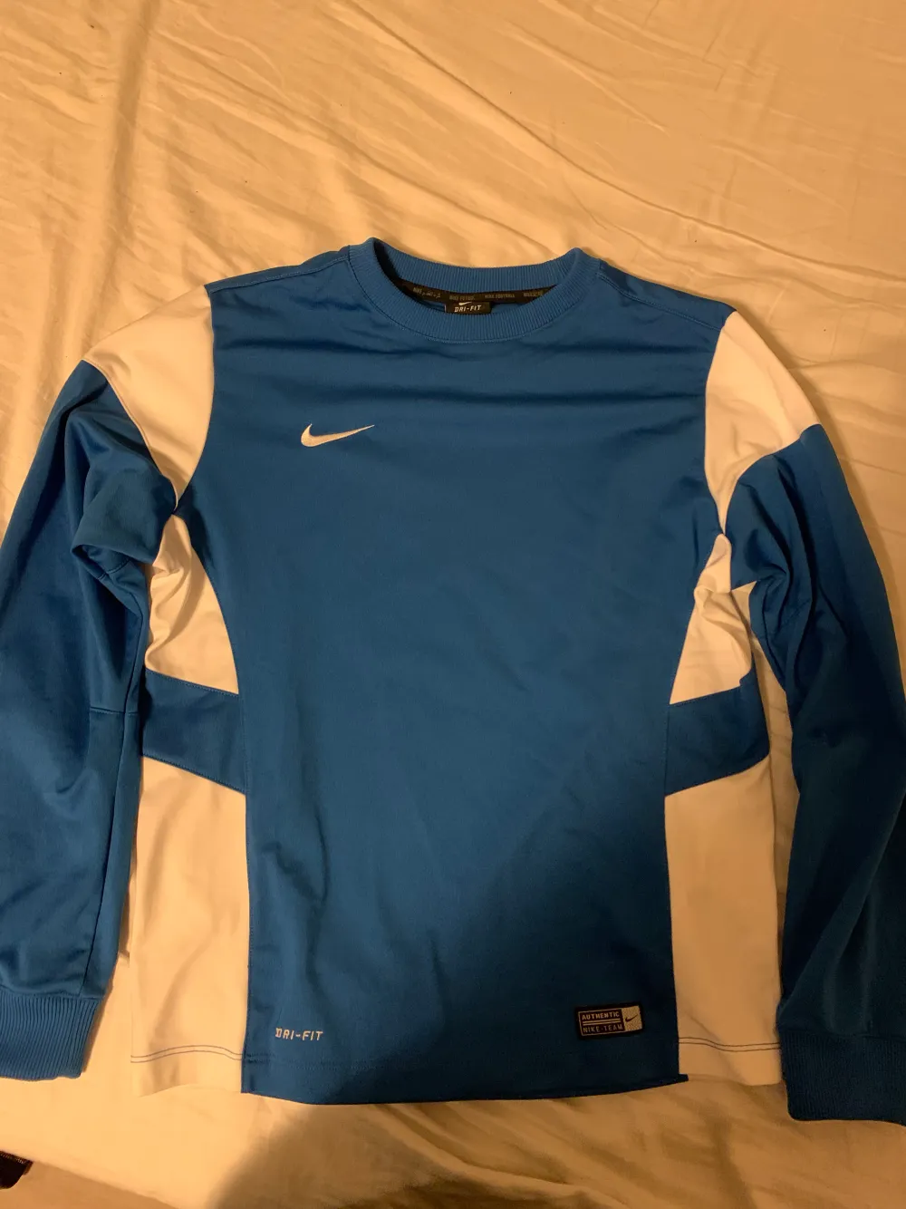 En vintage Nike tröja.  9/10 skick  Inga hål,fläckar eller något liknande  Storleken är L men det är till 12-13 år  Funkar som en compression shirt mer och är inga problem om det är de man söker. Hoodies.