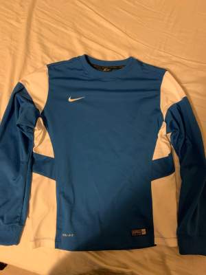 En vintage Nike tröja.  9/10 skick  Inga hål,fläckar eller något liknande  Storleken är L men det är till 12-13 år  Funkar som en compression shirt mer och är inga problem om det är de man söker