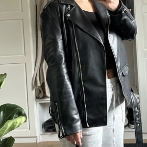 Skinnjacka  - En större skinnjacka, är i bra skick!