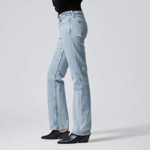 Jättefina low arrow jeans från weekday. säljer för att dom är för små💗