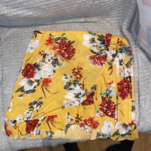 Gul blommig kjol  - En kortkjol som passar bra till sommaren🧡