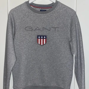 GANT sweatshirt - Grå GANT tröja i bra skicka, utan skador och märken. Passar perfekt som tröja under en jacka.