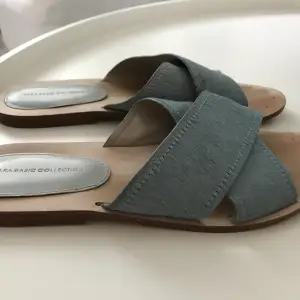 Jättefina platta sandaler från Zara i storlek 38, normal storlek. Ljusblå lite ”hårig” kvalitet. Sköna. Använda ett fåtal tillfällen. Bra skick, inga defekter.  Nypris 399:-