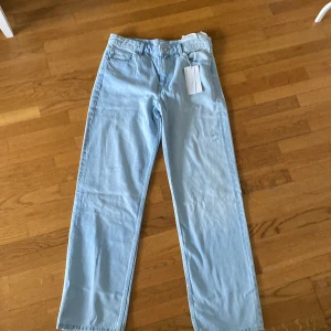 Jeans - Bershka Jens nya med lappar. Loose straight. Stl 36
