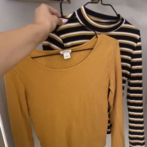 Tunna tröjor - Oanvända men lapp är borttagen. Säljer då jag fick de i födelsedagspresent men dom inte är min stil så jag har aldrig använt dom. Dom är tunna och väldigt mjuka i materialet. Från monki skulle gissa att nypris är ca 149kr/st. 25kr/styck eller 40kr/båda. 💗