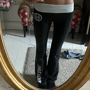 Yogapants från Pink - Säljer dom snyggaste och skönaste lågmidjade yogapantsen från pink, victoria secret! Dom är långa på mig som är 177!!! Sååå najs passform och färg med snygg ljusblå detalj ❤️❤️💕