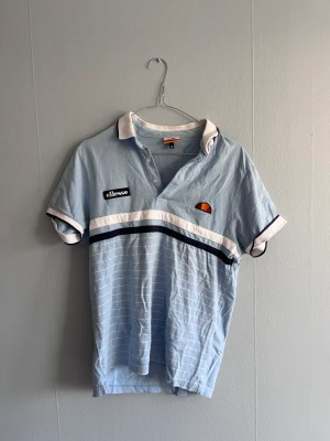 Ellesse piké  - Ellesse pike i storlek M. Lite gulning i kragen men i övrigt gott skick!