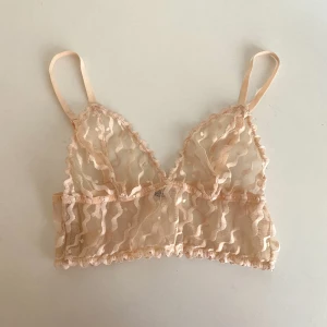 Bralette från & Other Stories - Superfin ljusrosa bralette från & Other Stories. Passar storlek S ⋆｡°✩