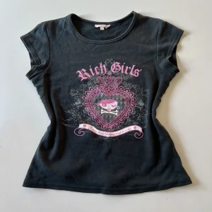 T-shirt - Svart t-shirt med rosa tryck 💕