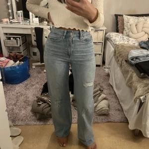 Högmidjade breda jeans - Ett par högmidjade jeans i en vid modell. Jätte bekväma att ha på sig. Använd endast 2-3 ggr, inga defekter. Storlek 36, köpt från h&m
