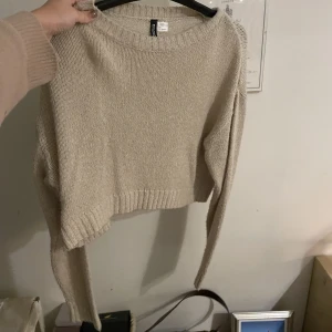 Stickad beige tröja - Bra skick men kommer tyvärr inte till användning 🤍⭐️🌟