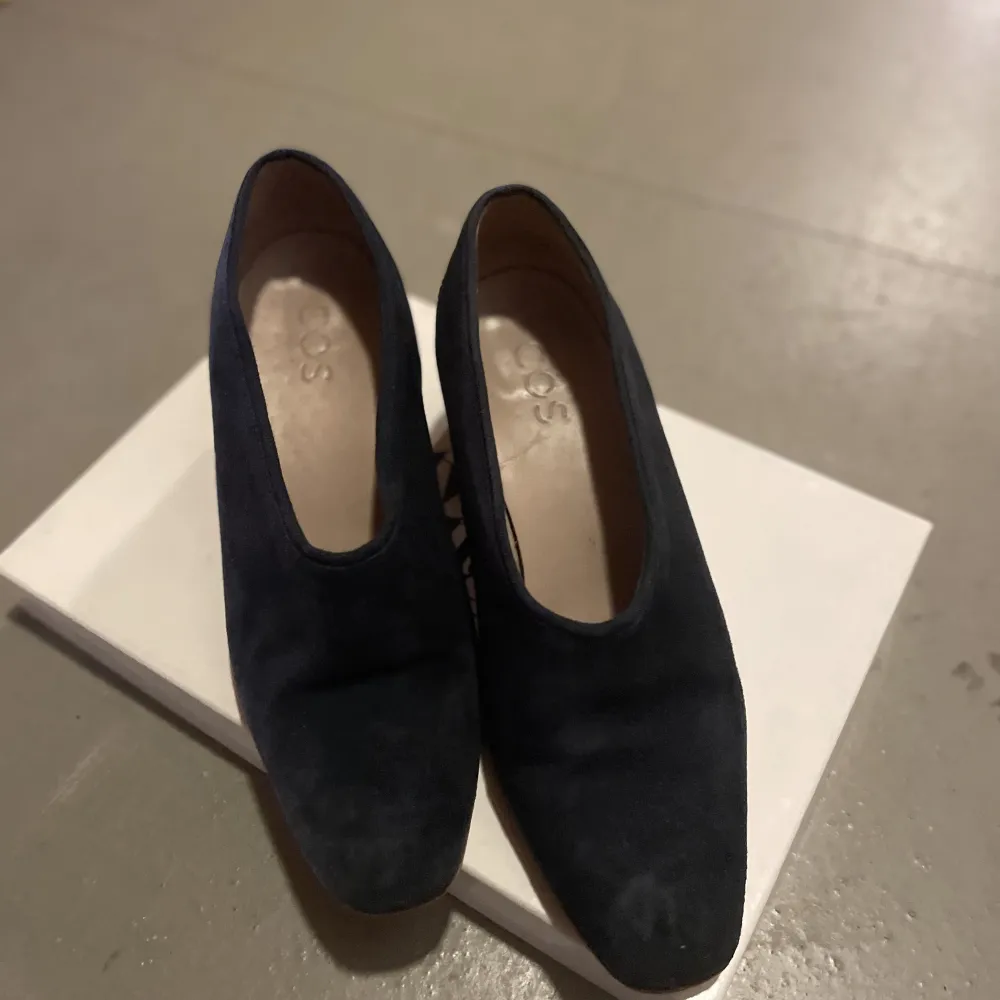 Mörkblåa stilrena skor med klack från COS. Skor.