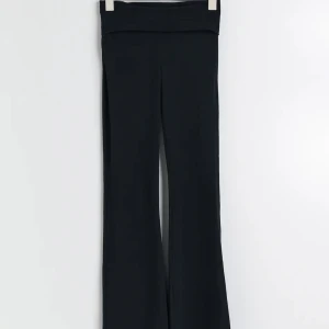 Low waist yoga pants - Säljer dessa fina sköna yoga pants från Gina🖤 endast använda 1 ggn🙏🏼