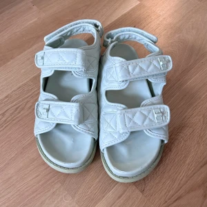 gröna sandaler - Pastellgröna sandaler/tofflor från Nelly.com ”public desire”. Storlek 37. De är bara använda ca 4 gånger, så de är i superbra skick! Hör av dig om du undrar något🤍✨💞🎧