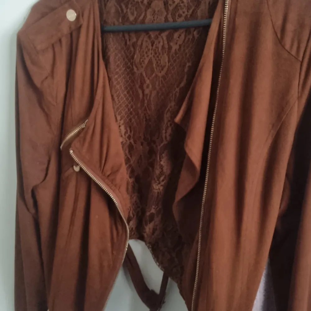 Brown cropped jacket, size L . Jackor.