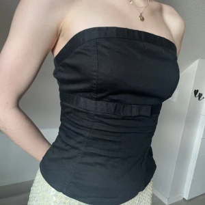 tubtopp/korsett - Snygg topp som passar till vardags och/eller fest. Passar XS-S. OBS! tvättas innan försäljning 