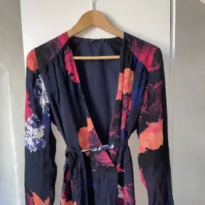 It is almost a floor length dress, used once for an event. Nice long sleeves, belt to adjust for the waist, buttons on the inside. Dress says XS but I believe it’s more S or M, that’s why I am selling it, otherwise it’s a beautiful and unique dress.