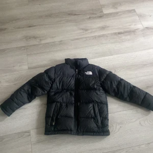 Jacka the north face - säljer min jacka jag aldrig använt som är i barnstorlek 12 som kanske motsvarar xxs.