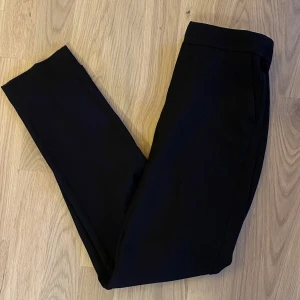 Kostymbyxor  - Ett par fina kostymbyxor från ginatricot💕💕skriv om ni undrar nått, eller vill ha fler bilder💓