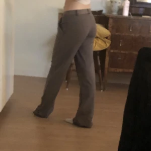 Lågmidjade kostymbyxor  - Skitcoola mörk lila/kall beiga kostymbyxor i stolek XS till S. Endast använda en gång. Priset går att diskutera🤍