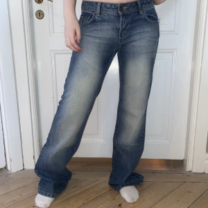 Lågmidjade jeans  - Drömmiga lågmidjade jeans i sjukt cool tvätt💞🩷 Perfekt passform verkligen! Helt nyskick med lappen kvar. Skriv vid funderingar och kolla in mina andra annonser🫶