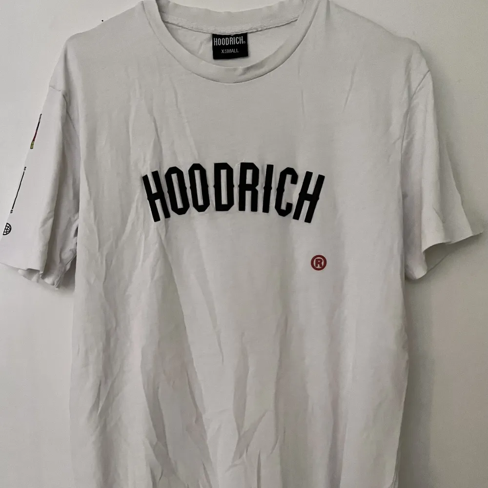 2 st Hoodrich t-shirts stl xs säljes.  Den svarta i mycket fint skick, knappt använd men tvättad. Den vita får du för 50kr om du köper den svarta. Se bild för defekt. . T-shirts.