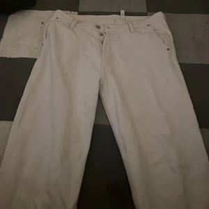 vita byxor - vita knittade byxor från weekday. Helt okej skick men passar bra