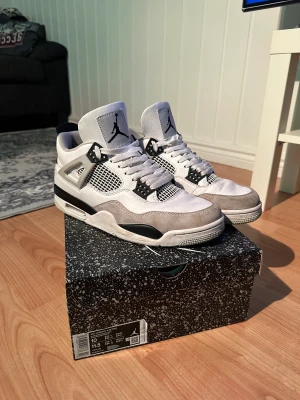 Jordan 4 - Säljer nu mina jordan 4 i bra och använt skick Tyvär borttappat kvitto men box finns Storlek 44 Mitt pris 3400