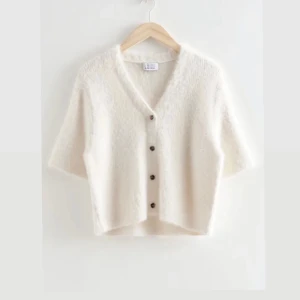 Stickad kofta  - Säljer denna snygga kofta som är trekvartsärmad 💘 den är från JDY men den ser nästan exakt ut som denna bara att knapparna är något större 💘 storlek M men är mer som en Xs💘 skriv för egna bilder eller frågor 💘