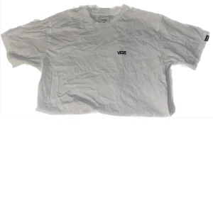 VANS TSHIRT BILLIG - Använd ca 2 gånger, den är full längd egentligen. Perfekt Basic tshirt. Storlek S men passar xs-m. Kolla gärna resten av mina inlägg 🫶🏻🫶🏻