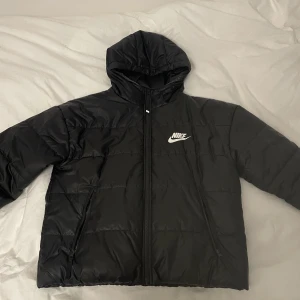 Nike vinterjacka  - Säljer denna vinterjackan från Nike i väldigt bra skick! Använd sparsamt en vinter! Storlek S. Köpte för 1445kr o säljer för 700kr! Pris kan diskuteras för vill ändå bli av med då den bara tar plats här hemma! Skriv för fler frågor eller bilder!💕💕💕