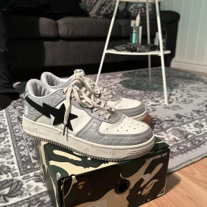 Bapes skor - Säljer mina bape skor i använt skick Kvitto finns ej men box med påse finns Storlek 44 Mitt pris 1100kr