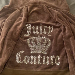 juicy couture kofta - säljer min juicy kofta då den blivit för liten för mig. inga problem och är i väldigt bra kvalite, inga rhinestones har gått av. strlk xs. använd gärna köp nu men skriv innan❤️