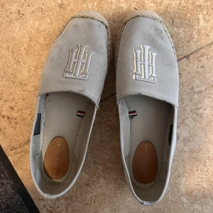 Tommy hilfiger skor - Tommy hilfiger skor Storlek 41 Har fläckar