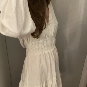 Så fin klänning  - Linneklänning från zara endast använd 2 gånger. Jättebra skick. 