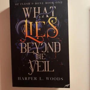 What lies beyond the veil - Hejsan säljer what lies beyond the veil av Harper L woods. Den är lite uppflikad i högra hörnet som man ser på bilden men är annars som helt ny. 