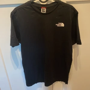 The north Face  - Knappt använd därför i väldigt bra skick. Ny pris 400