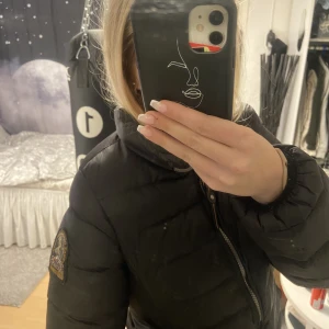 Parajumper jacka - Säljer nu min parajumper jacka då den inte kommer till andvändning längre. Köpt för några års sen och är i storlek xs. Andvänd gärna köp knappen om du vill köpa