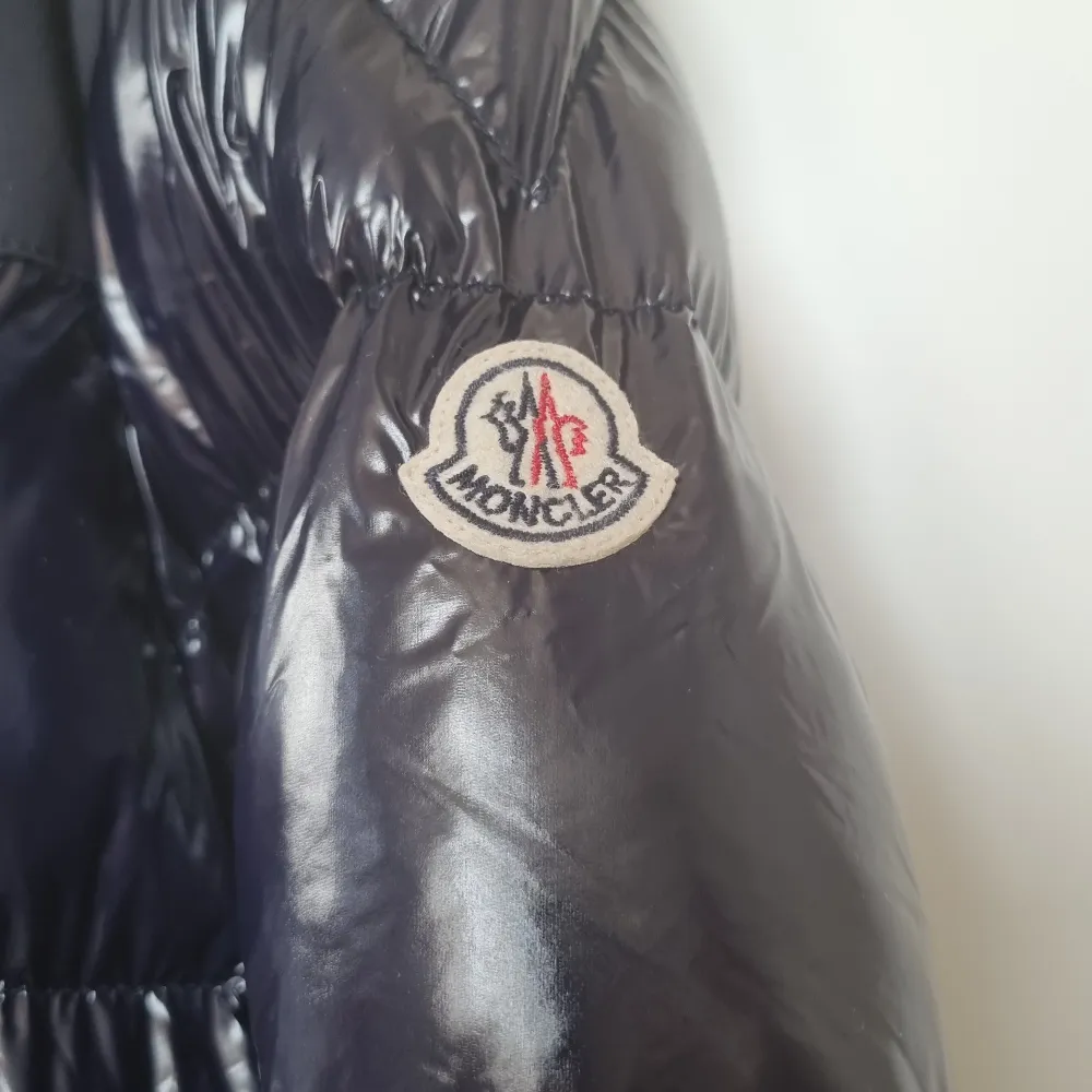 Helt ny Moncler Navy blue jacka i toppkvalitet (90%) dun!  Qr kod skannar till Moncler hemsida!  Kan mötas i Stockholm. Annars frakt 1-3 dagar vid överrenskommelse!  *HÖSTPRIS FÖRST TILL KVARN!*. Jackor.