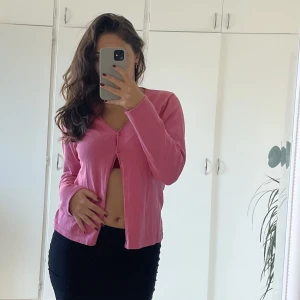 Cardigan  - Rosa jättefin och söt kofta, knappar hela vägen ner✨ storlek M