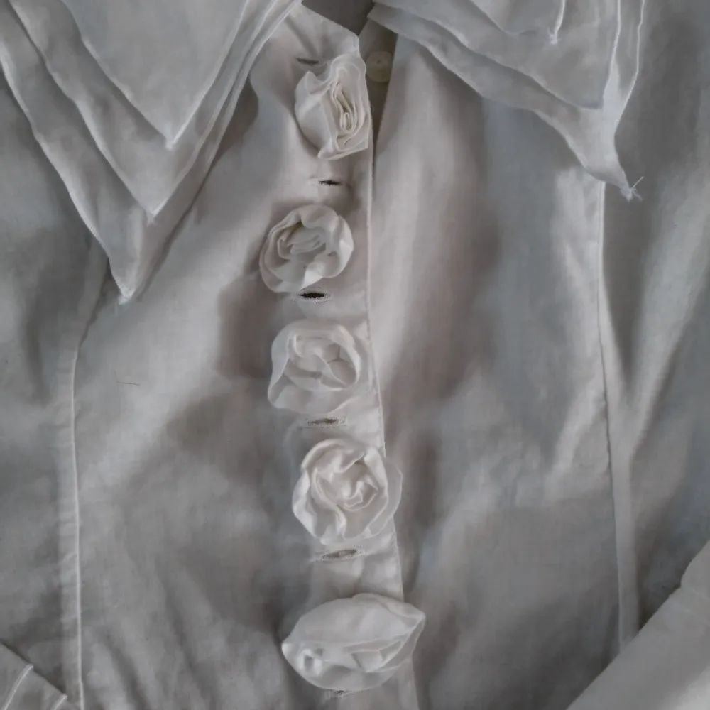 Vacker romantisk blus av franska modeskaparen Anne Fontaine i vitt. Kappt använt och toppskick. Fransk storlek 40 som motsvarar storlek 38 här.. Blusar.