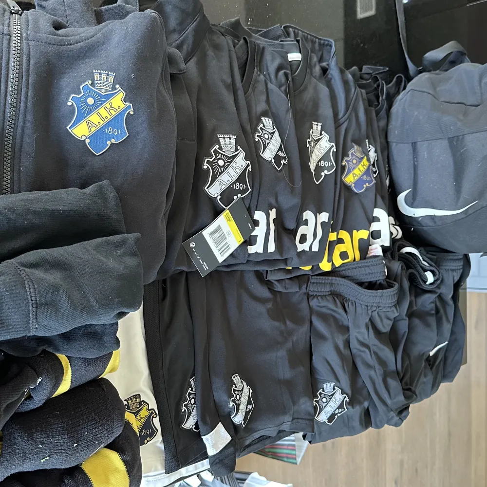 AIK Fotbolls Kläder Tjej 140 - 170 cm  1 Ryggsäck, 1 Hoodie, 1 Piké , 1 Matchtröja nr 9, 5 träningströjor, 3 par shorts, 4 träningsbyxor, 6 par strumpor. Övrigt.