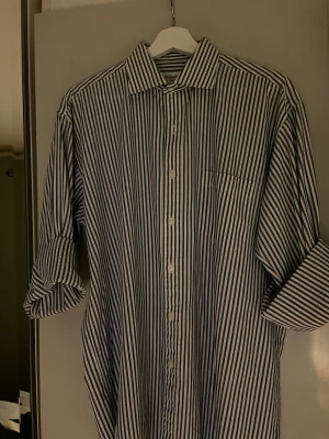 YSL skjorta - Sitter som vanlig L