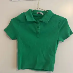 Jättefin tröja i en stark grön färg från H&M, original priset är ungefär 100kr men säljer för 59:)💞