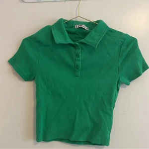 Grön tröja med krage - Jättefin tröja i en stark grön färg från H&M, original priset är ungefär 100kr men säljer för 59:)💞